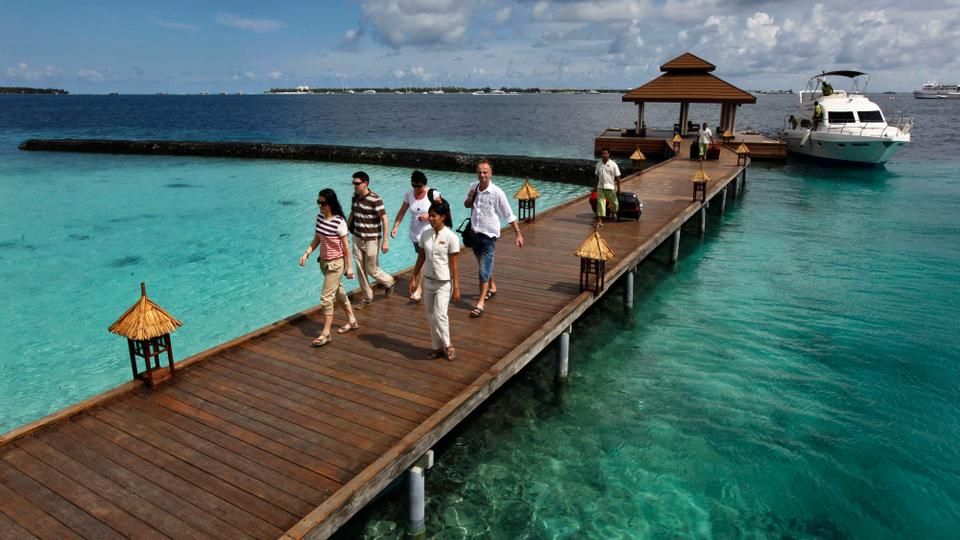 20511_MDV-120212-Maldives-Tourists-AP_1507128079610.jpg