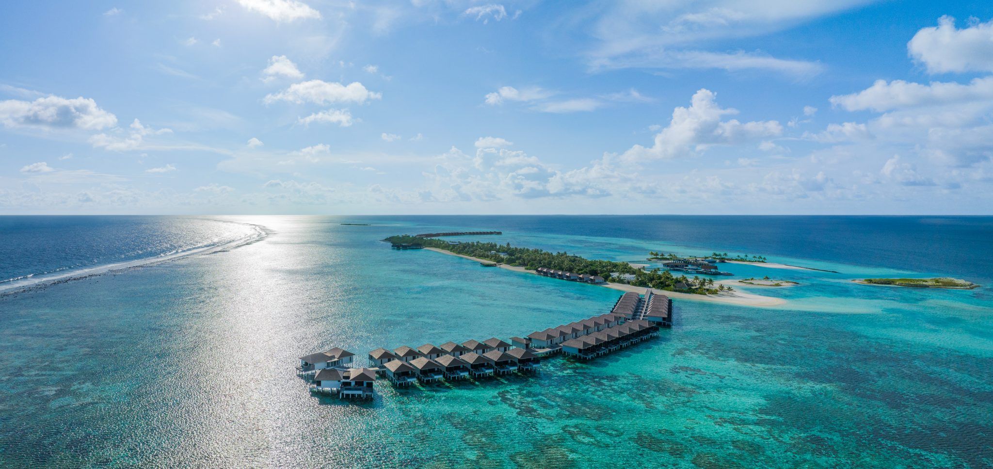 Le-Meridien-Maldives-Resort-Spa-Overwater-Villas-Areal-2048x967.jpg