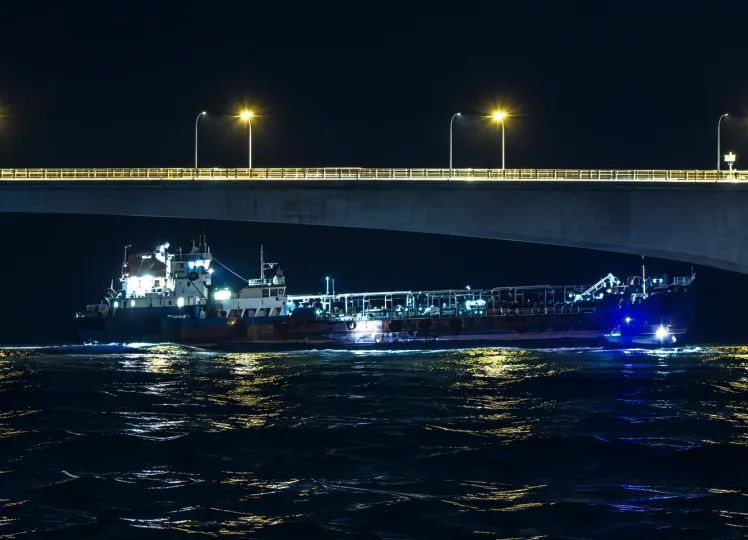 Sinamale bridge boat.webp