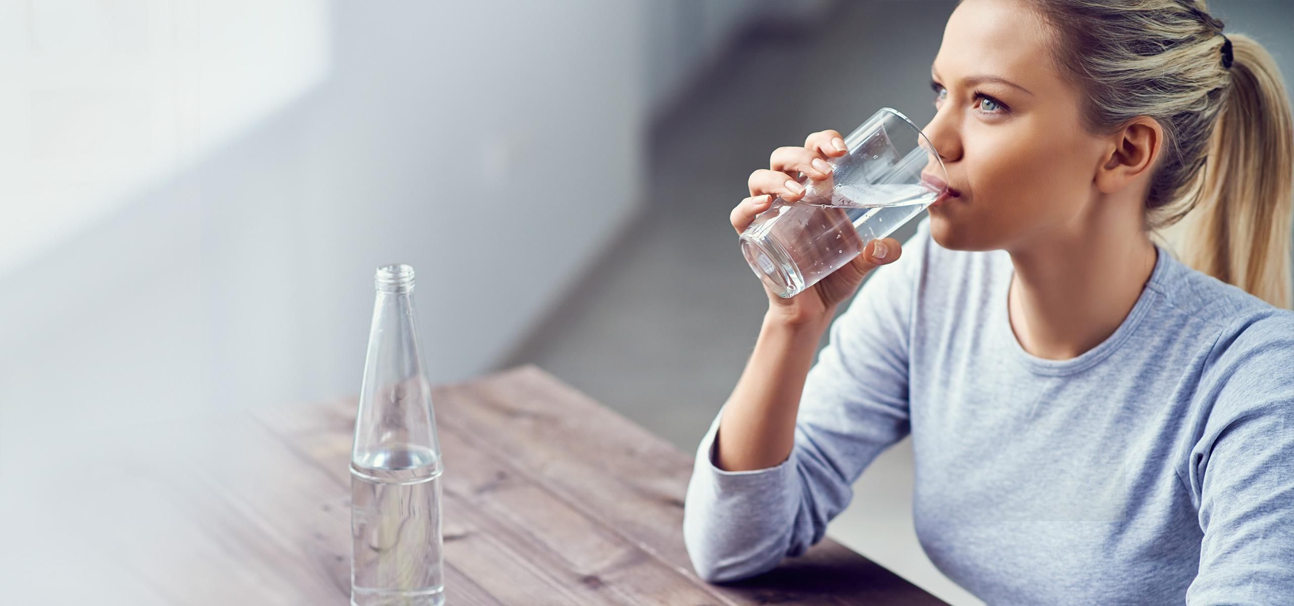 brita_experience_personal_hydration_needs_woman_drinking_water.jpg