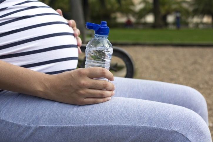 drink_water_from_plastic_bottles_1521452334_725x725.jpg