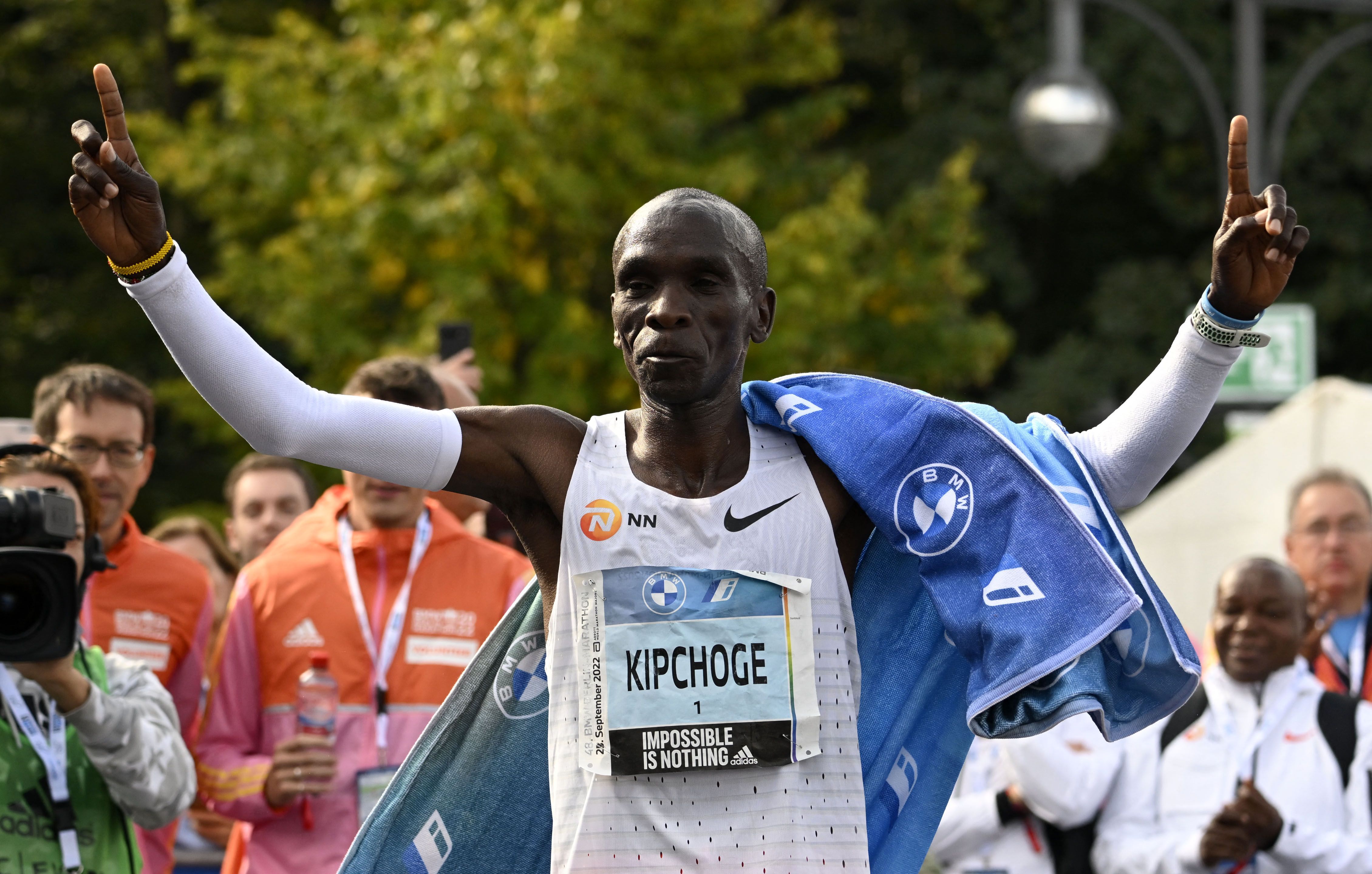 kenyas-eliud-kipchoge-celebrates-after-winning-the-berlin-news-photo-1664098371.jpg