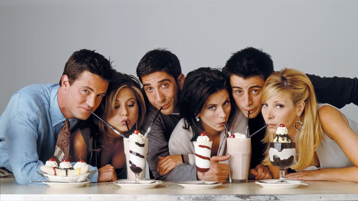 matthew-perry-as-chandler-bing-jennifer-aniston-as-rachel-news-photo-1582322716.avif