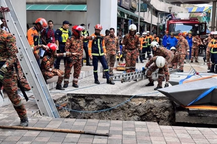 rrsinkhole2308.avif
