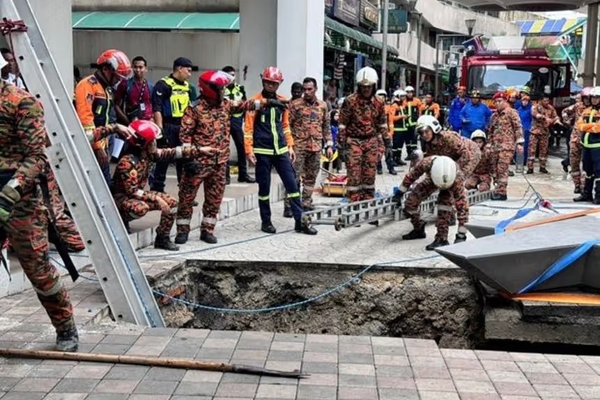 rrsinkhole2308.avif